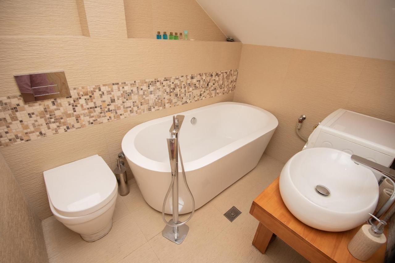 Luxury 4 Bedroom Apartment #1 In The City Center Of Tbiliszi Kültér fotó